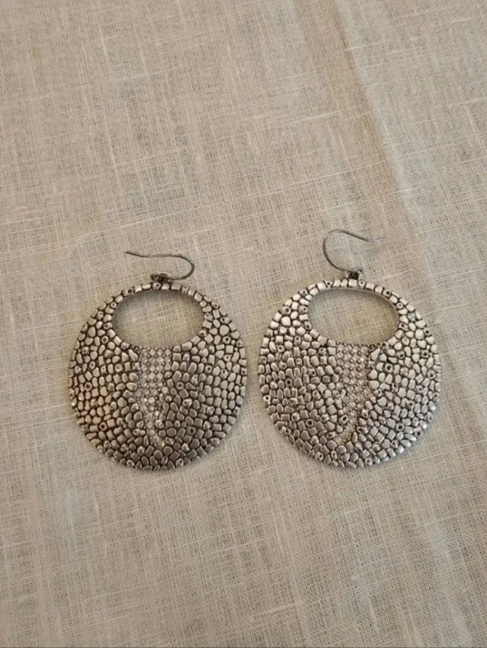 Vintage Vince Camuto Round Disc Textured Silver Rhinestone Dangle Earrings